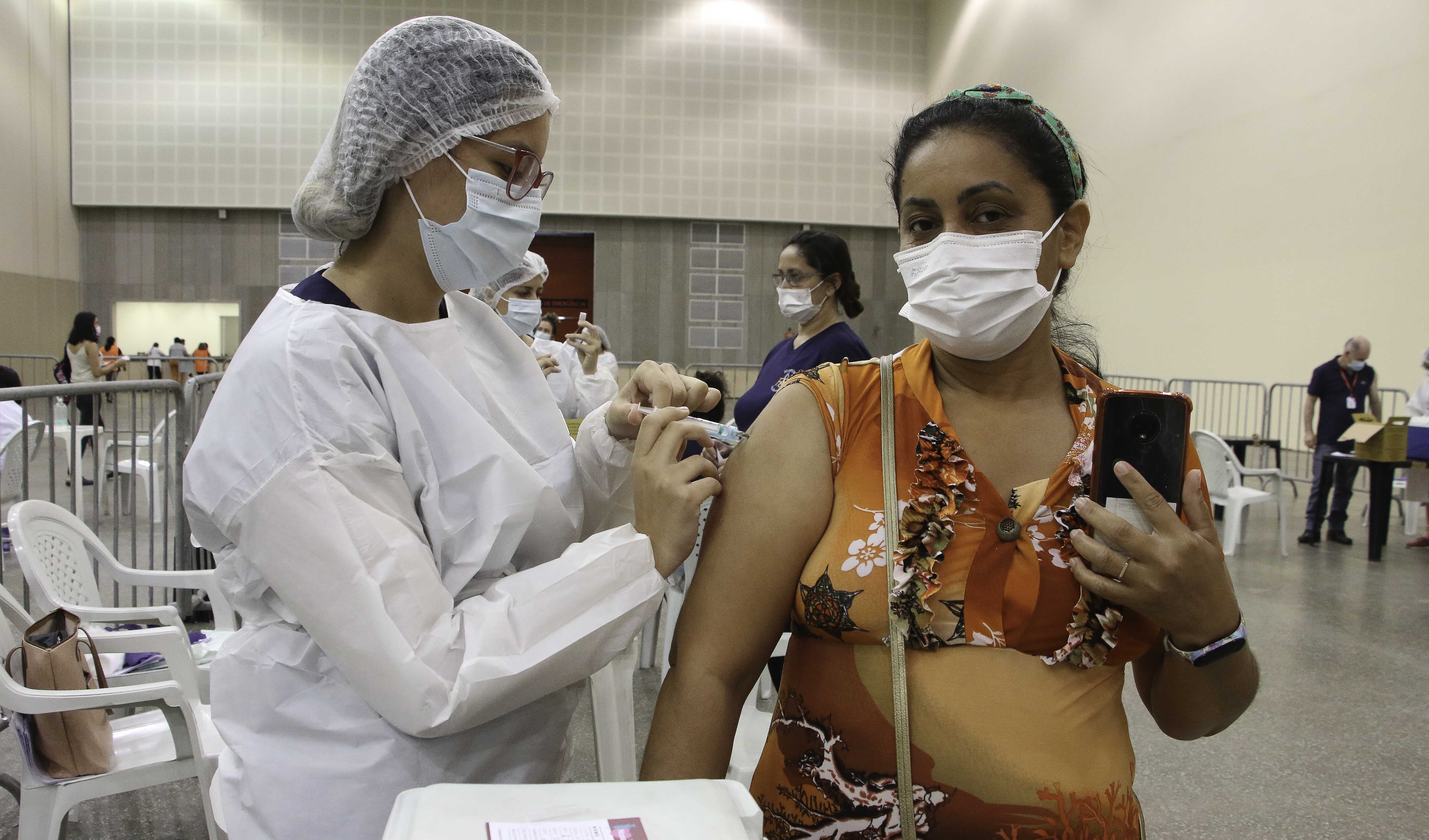 enfermeira vacina uma mulher 